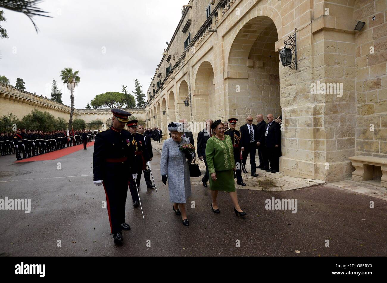 La reine Elizabeth II est accueillie par la présidente maltaise Marie Louise Coleiro alors qu'elle arrive au Palais San Anton à Attard pour la Réunion des chefs d'État du Commonwealth (CHOGM) à Malte. Banque D'Images