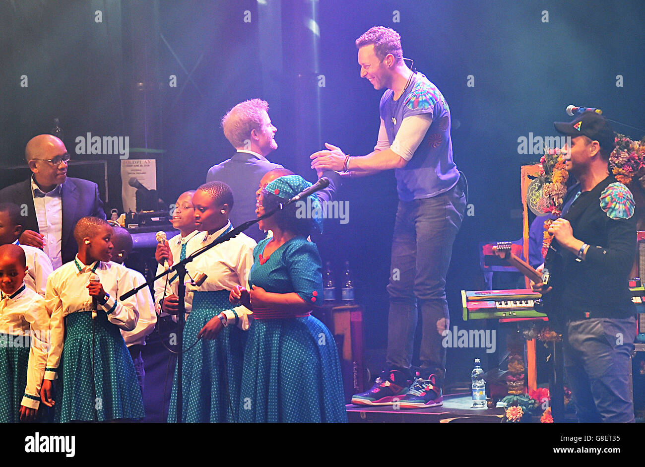 Coldplay Chris Martin (centre droit), serre la main avec le prince Harry lors d'un concert organisé par sa charité Sentebale dans les jardins du palais de Kensington, Londres, pour sensibiliser la population et recueillir des fonds pour les adolescents vivant avec le VIH en Afrique subsaharienne. Banque D'Images
