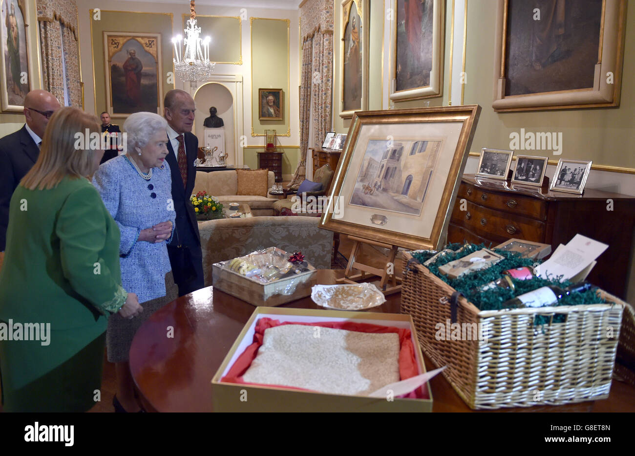 La reine Elizabeth II et le duc d'Édimbourg avec la présidente maltaise Marie Louise Coleiro et son mari Edgar Preca au palais de San Anton à Attard, où la reine a reçu en cadeau un tableau de Villa Guardamangia, la maison où elle et Philip ont séjourné en couple jeune marié. Banque D'Images