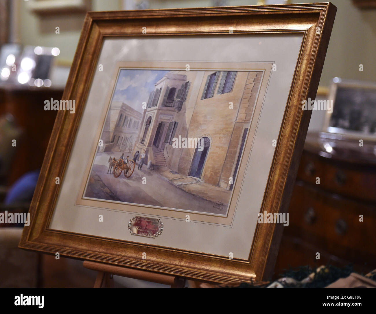 Un tableau de la Villa Guardamangia présenté à la reine Elizabeth II et au duc d'Édimbourg par la présidente maltaise Marie Louise Coleiro au palais de San Anton à Attard.La Reine et Philip ont séjourné dans la maison en tant que jeune couple marié. Banque D'Images