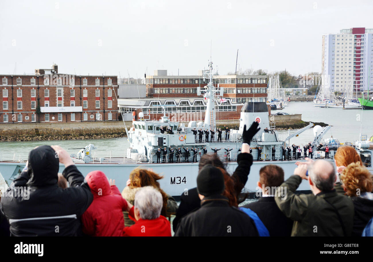 Les membres de la famille se mettent à la main pour rejoindre l'équipage d'un chasseur de mines de la Marine royale à bord du HMS Middleton, qui part de la base navale de Portsmouth pour un déploiement de trois ans dans le golfe. Banque D'Images