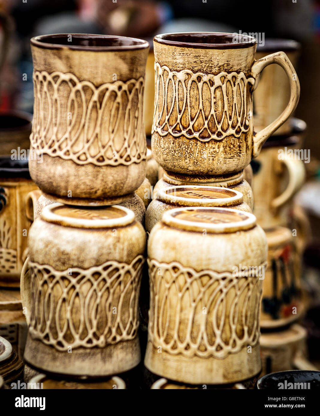 Tasses en céramique en vente au marché, Inde Banque D'Images