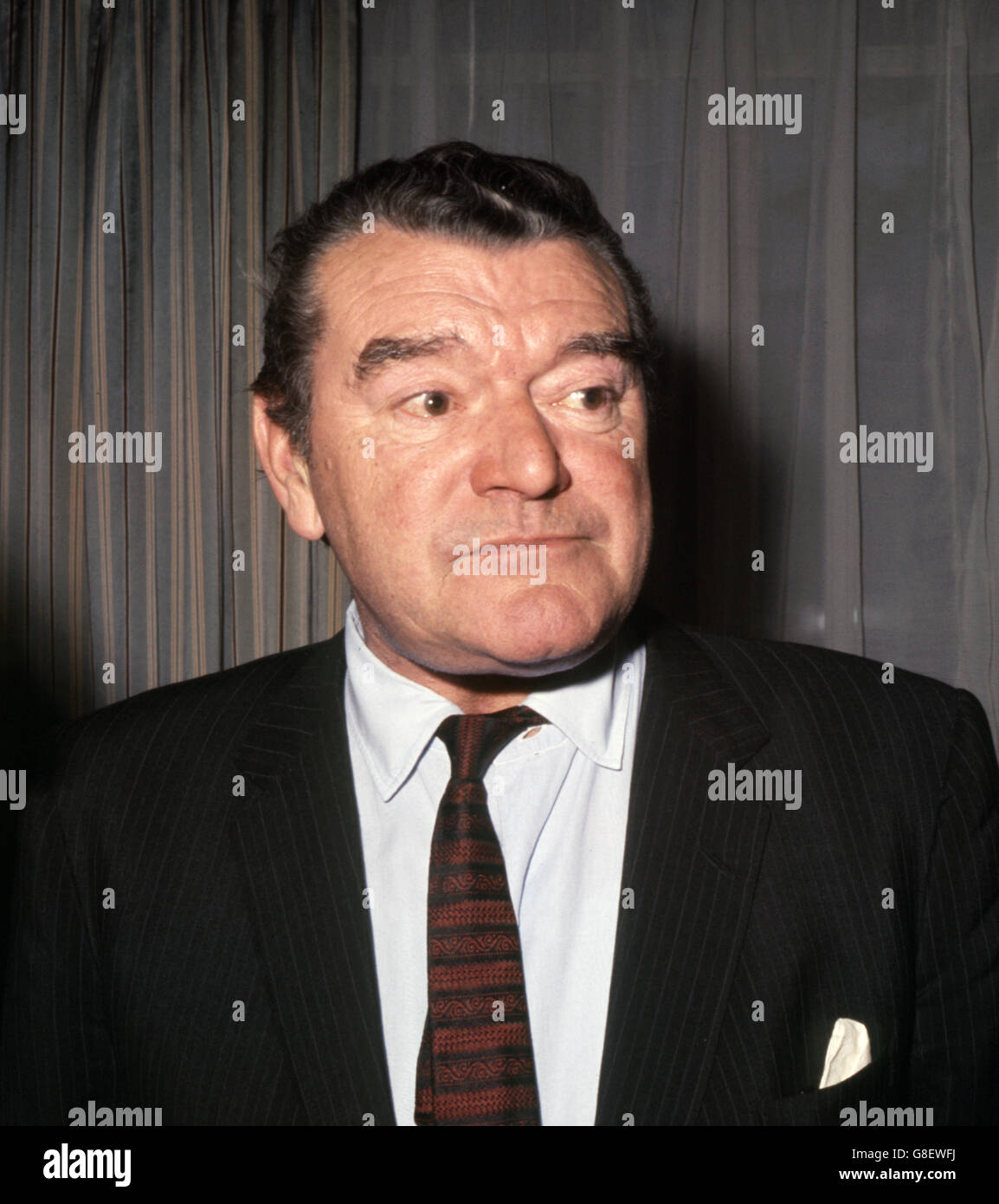 Jack Hawkins, acteur de cinéma britannique, photographié lors d'un événement à Londres. Banque D'Images