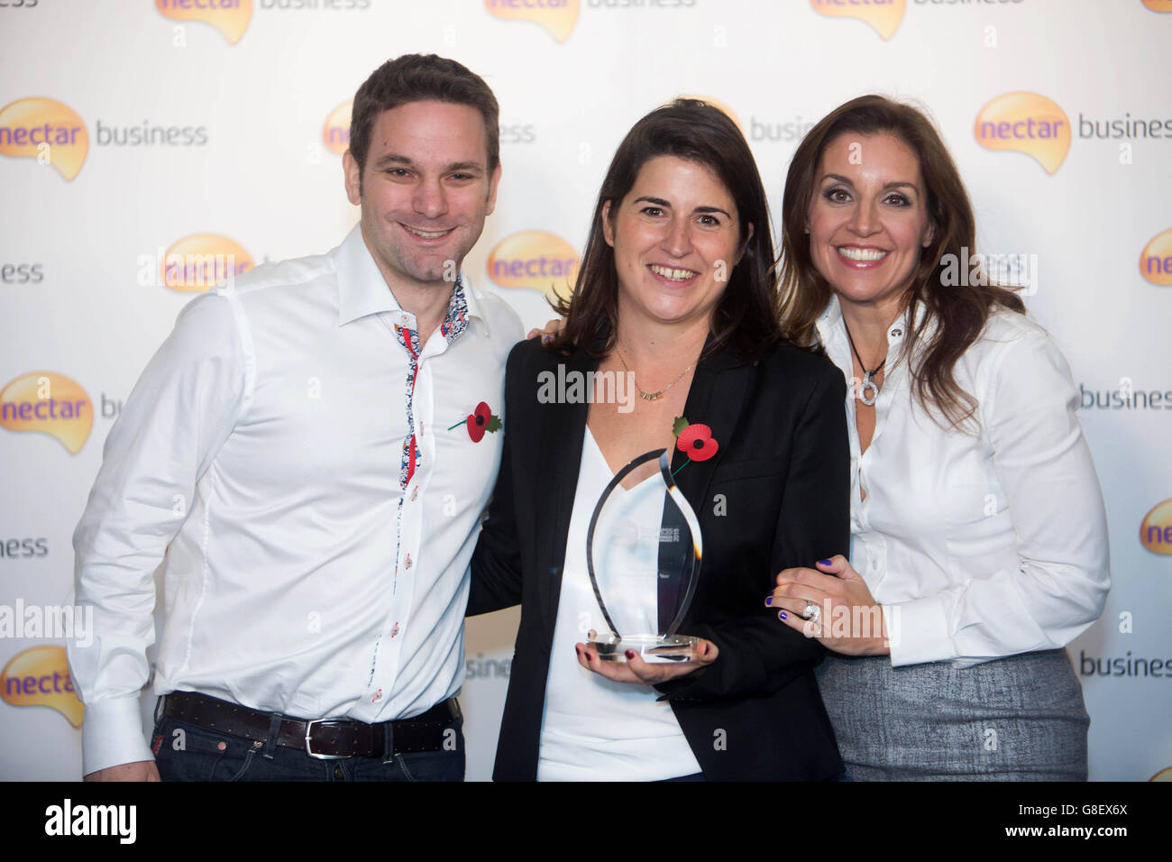 Beatrice de Montille, de Merci Maman, célèbre le prix de l'Entrepreneur de l'année, avec Sarah Willingham de Dragons's Den (à droite) et Wwill Shuckburgh, directeur général de Nectar (à gauche), lors de la table ronde des Nectar Business Small Business Awards 2015 à Londres. Banque D'Images