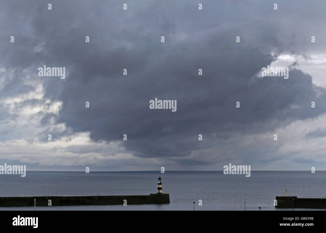 Des nuages orageux se roulent au-dessus de la mer du Nord au phare de Seaham, dans le comté de Durham. Banque D'Images