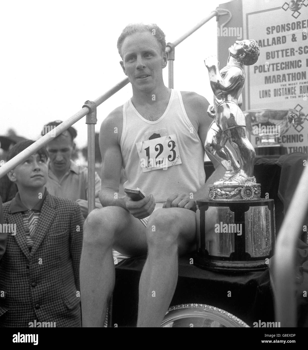 Basil Heatley de Coventry Godiva Harriers avec le trophée après avoir remporté le Marathon Poly (Polytechnique) de Windsor à Chiswick dans le nouveau monde record de 2 heures, 13 minutes, 55 secondes.La course est organisée dans le cadre de la rencontre d'athlétisme du trophée Kinnaird. Banque D'Images