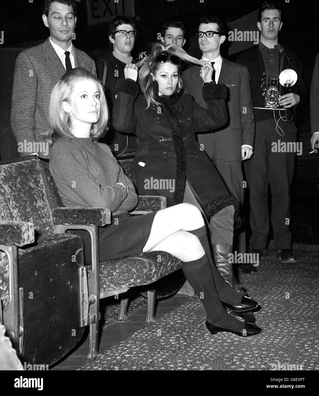 Ursula Andress (à droite) attend avec Catherine Deneuve leur tour pour répéter à l'Odeon, Leicester Square, pour le spectacle de demain des stars au Royal film Performance. Le film à montrer à la Reine sera né libre. Banque D'Images