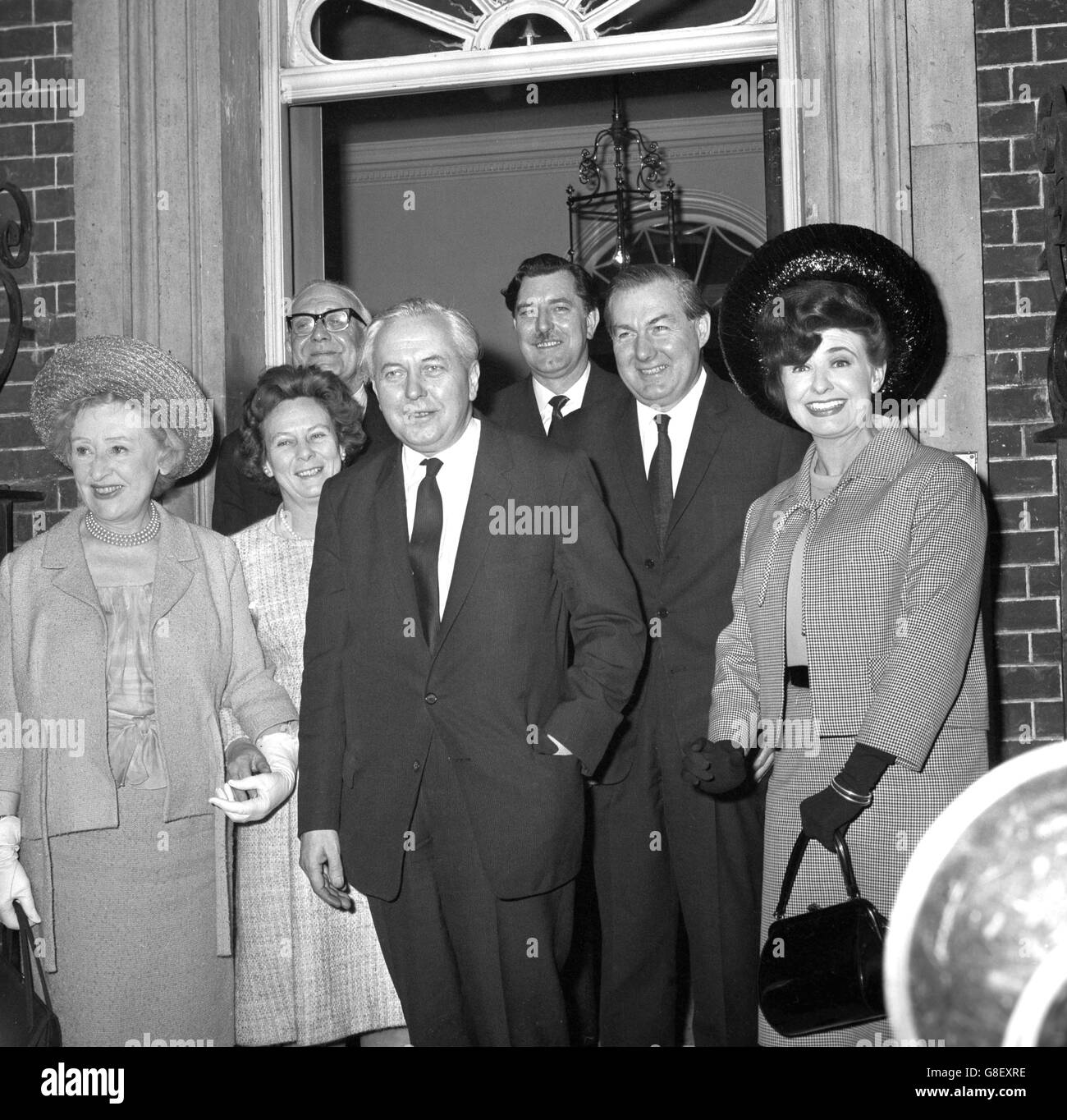 Le casting de Coronation Street visite Downing Street. (l-r) Mary Wilson, Doris Speed, Arthur Leslie, premier ministre Harold Wilson, producteur Harry Kershaw, chancelier de l'Échiquier James Callaghan et Pat Phoenix. Banque D'Images