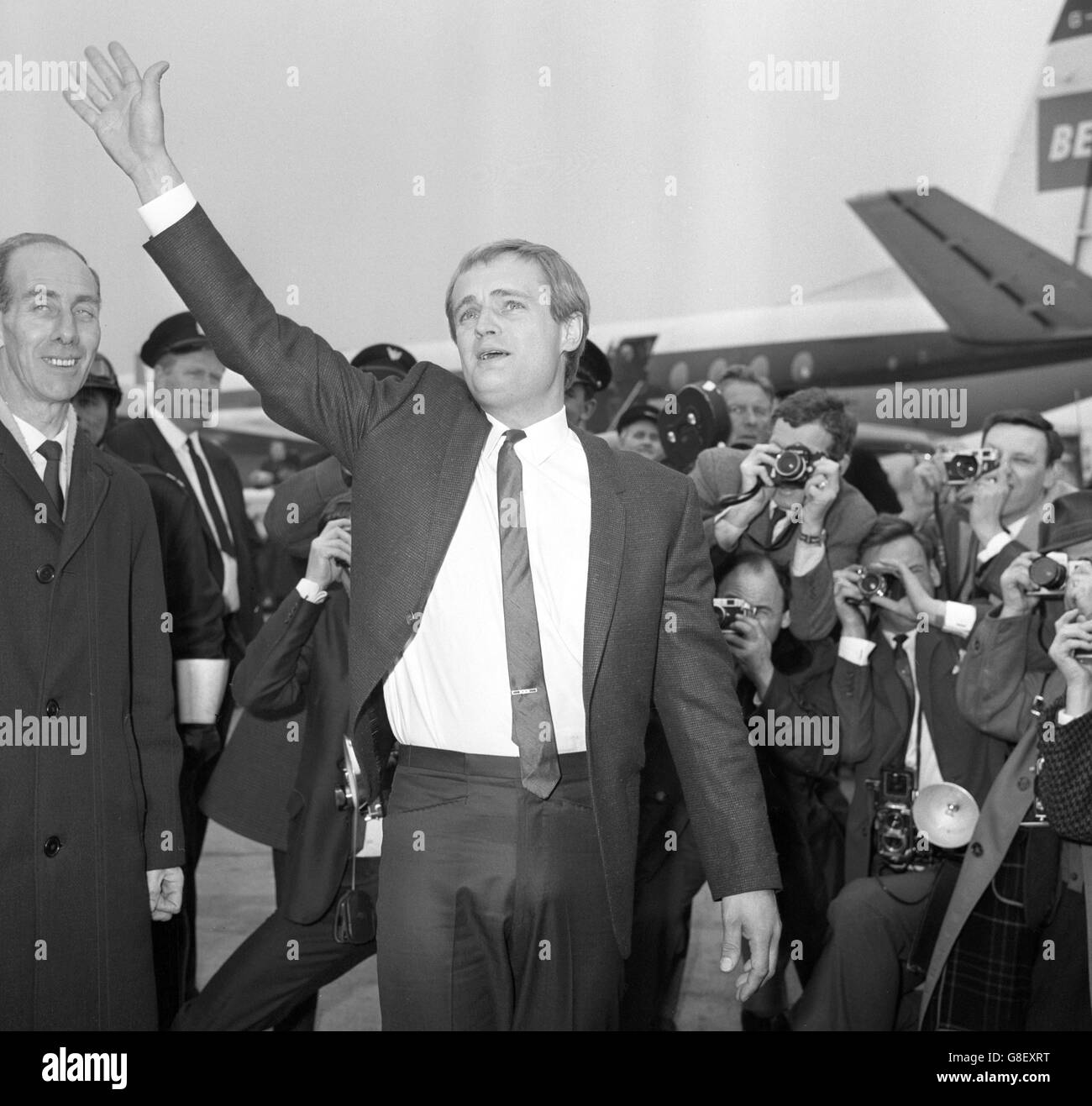 L'acteur David McCallum, mieux connu sous le nom d'Illya Kuryakin dans l'Homme d'ONCLE, reconnaît la foule à l'aéroport de Londres à l'arrivée de l'Amérique. Il est ici pour rendre visite à ses parents avant de voyager en Italie pour faire la star dans une nouvelle production Alvin ganzer trois Bites de la pomme. Banque D'Images