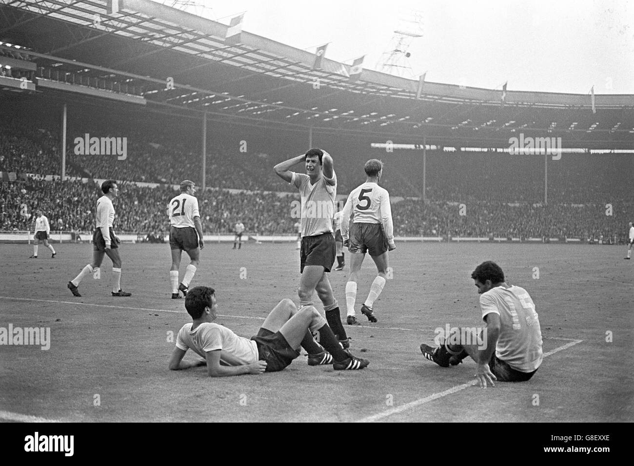 Jack Charlton (deuxième r), Roger Hunt (deuxième l) et John Connelly (l), en Angleterre, se sont éloignés de l'objectif après qu'une autre occasion ait été mendiante alors que Nestor Goncalvez (troisième l), Milton Viera (troisième r) et Luis Ubinas (r), en Uruguay, se sont mis à l'écart Banque D'Images