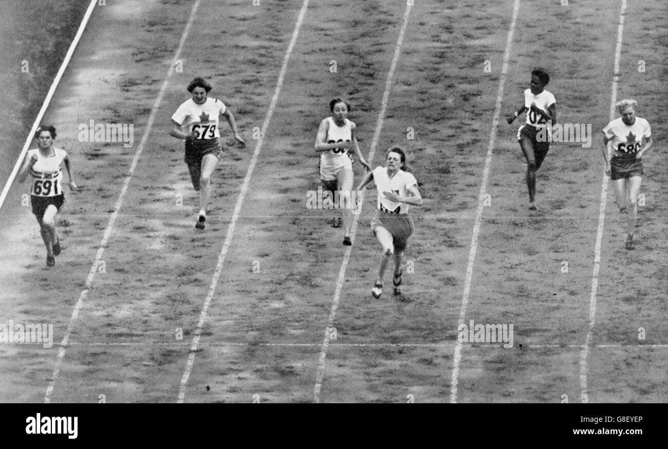 Fanny Blankers-Koen (troisième r), de Hollande, avance sur Dorothy Manley (l), Shirley Strickland (troisième l), Viola Myers (r), Pat Jones (deuxième l) et Cynthia Thompson (deuxième r) de la Jamaïque. Banque D'Images