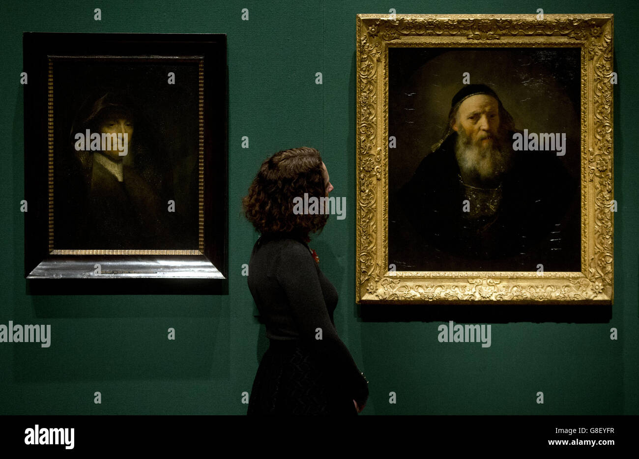 Un employé de la Royal Collection Trust voit des œuvres de Rembrandt van Rijn, (L-R) 'une ancienne femme, appelée 'la mère de l'artiste' par Rembrandt van Rijn (1627-1629) et 'UN rabbin avec un Cap' (1635) à la Queen's Gallery de Buckingham Palace, Londres. Banque D'Images