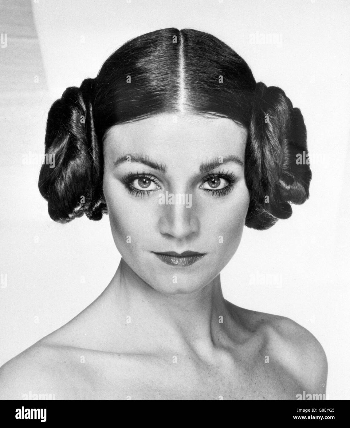 La nouvelle de SunSilk à la coiffure portée par Carrie Fisher à Hollywood dans le film de science-fiction « Star Wars ».Le style a été créé par le coiffeur Nicholas French. Banque D'Images