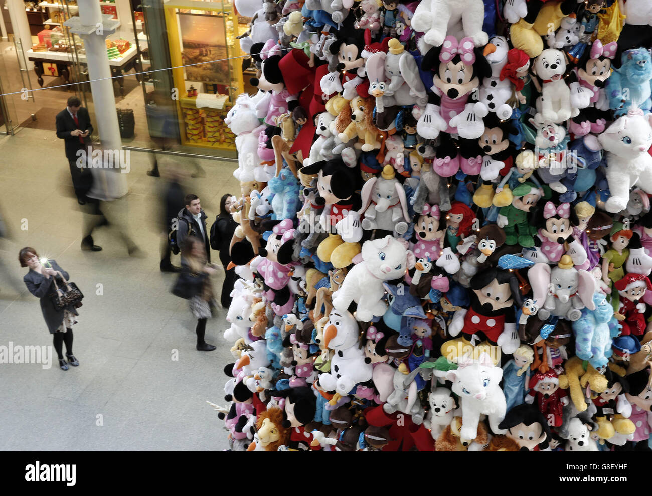 Le plus grand arbre à jouets souples Disney Junior au monde, créé à l'aide de 2000 jouets souples, est dévoilé au St Pancras International à Londres. Banque D'Images