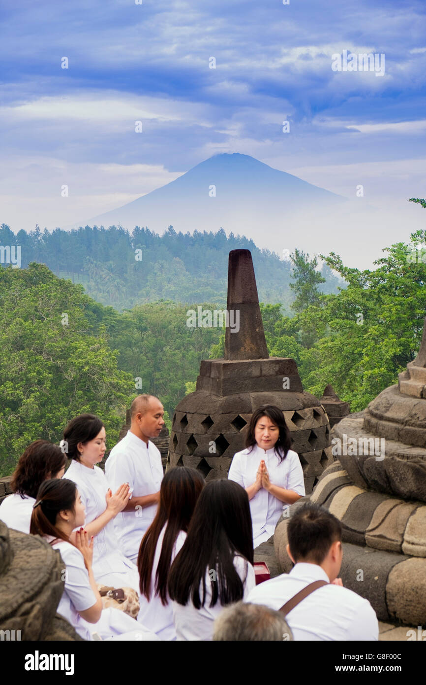 Pèlerins bouddhistes priant ensemble tôt le matin, Borobudur, Indonésie, Asie du sud-est Banque D'Images