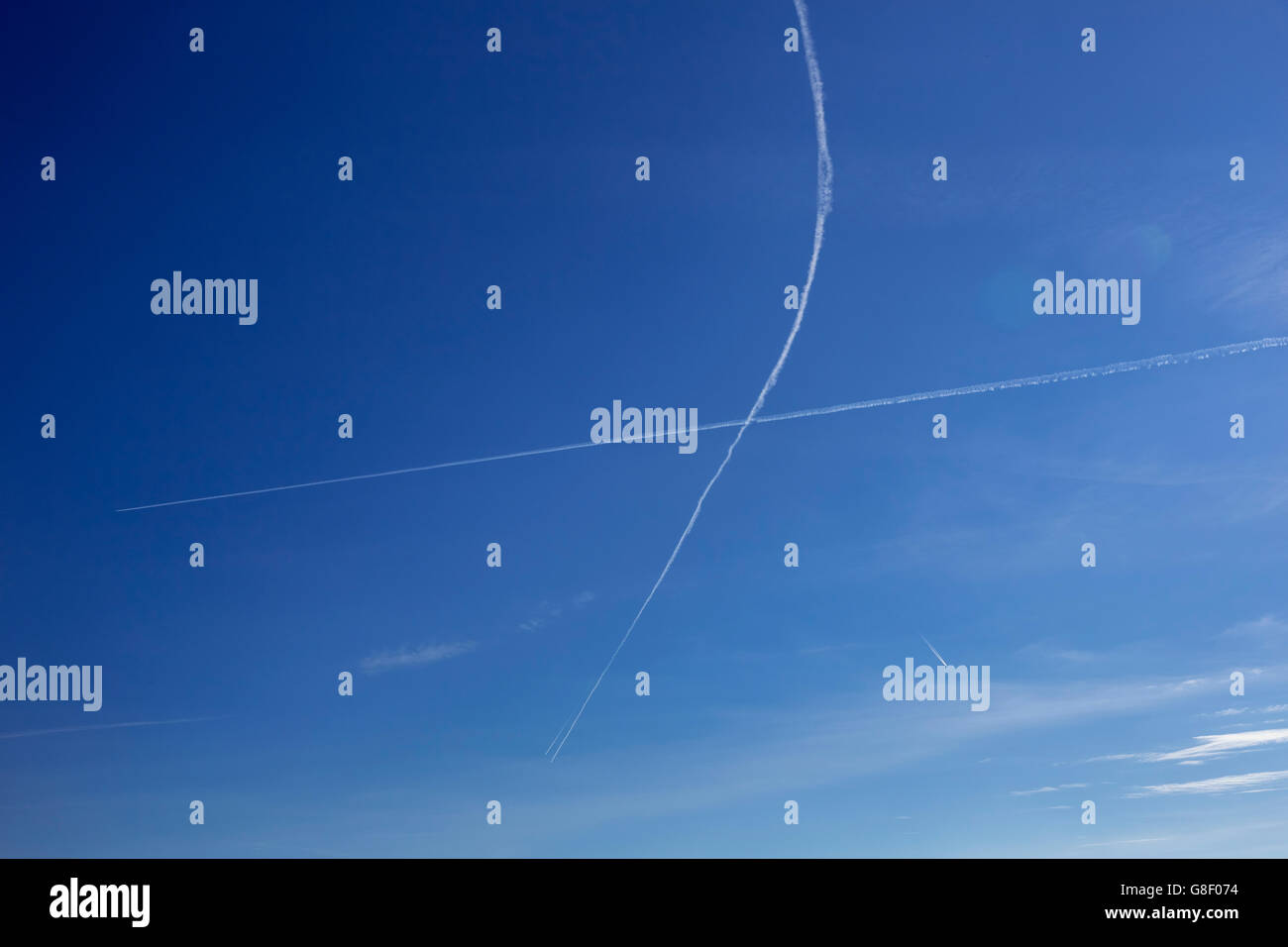 Vue aérienne, trainées sur Herdecke sur ciel bleu, Aviation, couche d'Ozone, ciel bleu, Herdecke, la Ruhr, Rhénanie du Nord-Westphalie Banque D'Images