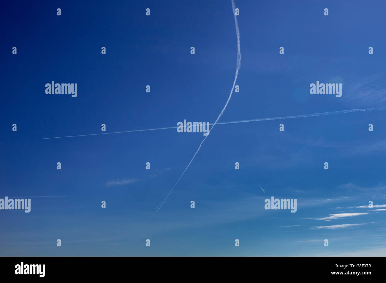 Vue aérienne, trainées sur Herdecke sur ciel bleu, Aviation, couche d'Ozone, ciel bleu, Herdecke, la Ruhr, Rhénanie du Nord-Westphalie Banque D'Images