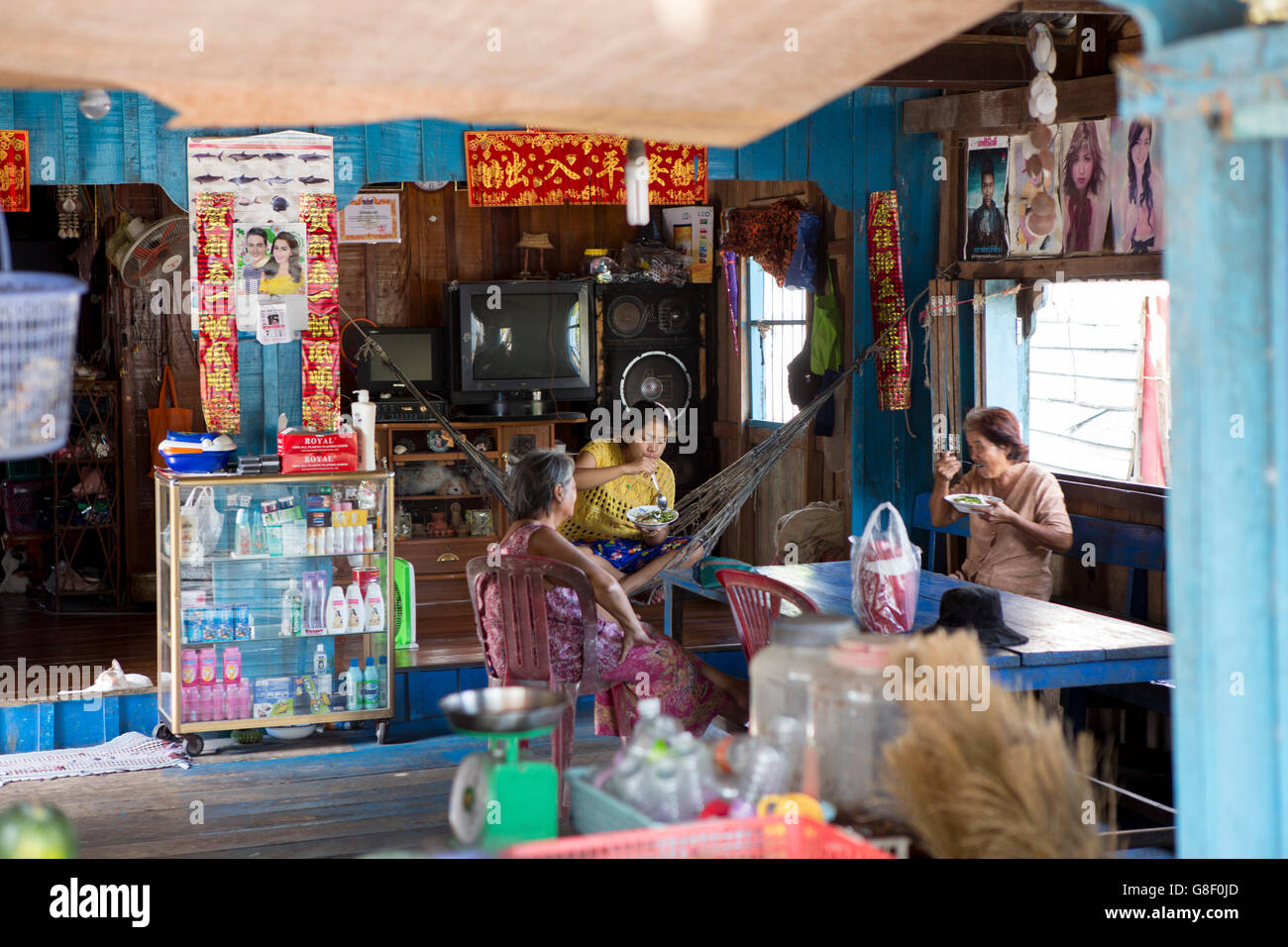 Les villageois dans une boutique dans un village de pêcheurs sur l'île de Koh Rong Banque D'Images