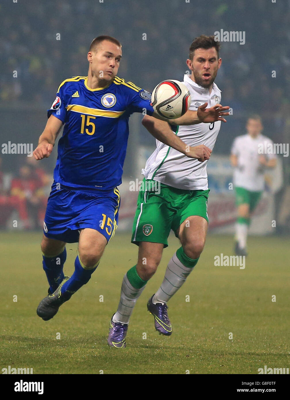 Toni Sunjic (à gauche) de Bosnie-Herzégovine et Daryl Murphy de la République d'Irlande se battent pour le ballon lors de la première partie de l'UEFA Euro 2016 Qualificative Playoff au Stadion Bilino Polje, Zenica. Banque D'Images