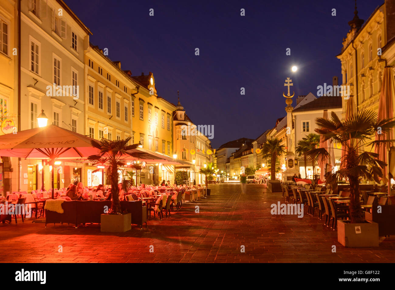 Vieille place avec la colonne de la Trinité et la pleine lune, Klagenfurt, Autriche, Carinthie, Styrie, Banque D'Images