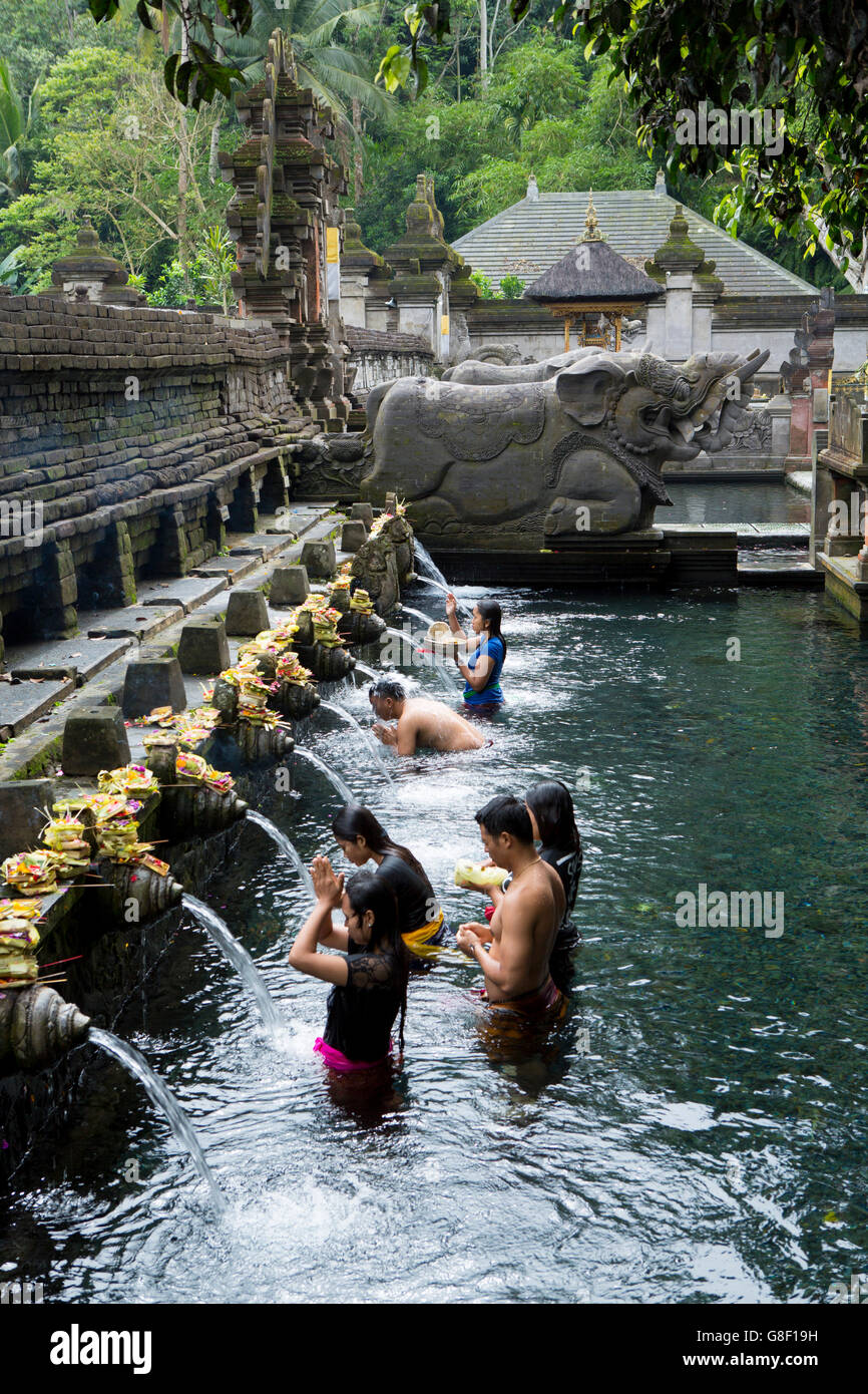 Tampaksiring - Tirta Empul Printemps saint temple de l'eau à Bali Banque D'Images