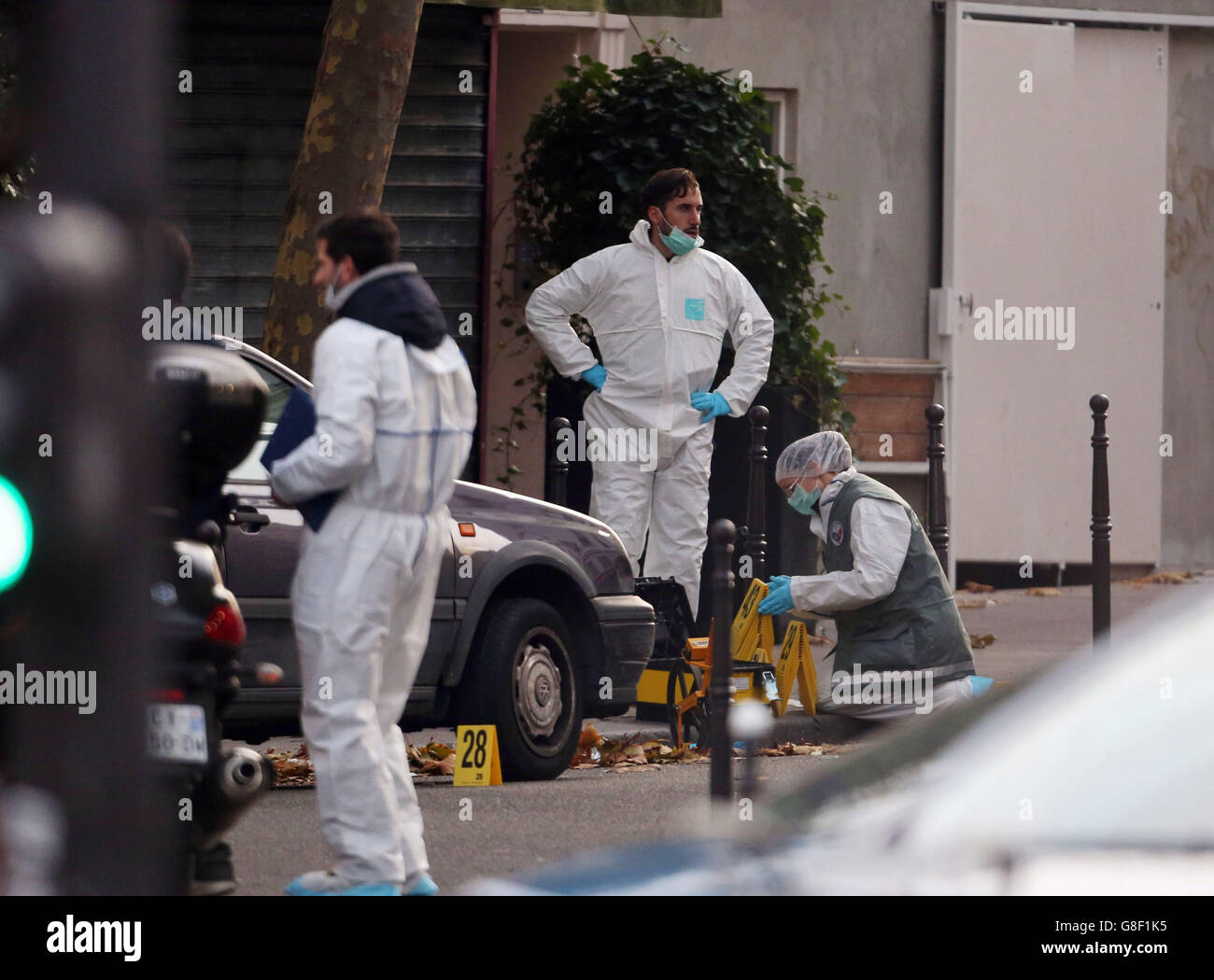 Police et médecine légale à l'extérieur D'UN bar de la bonne bière , rue de la Fontaine au Roi, Paris l'un des lieux des attaques de la capitale française qui sont redoutées d'avoir tué environ 127 personnes. Banque D'Images