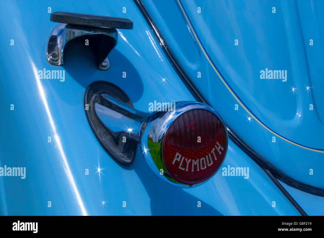 Feu arrière sur une vieille Plymouth chariot avec un subtil effet peinture  à l'huile Photo Stock - Alamy