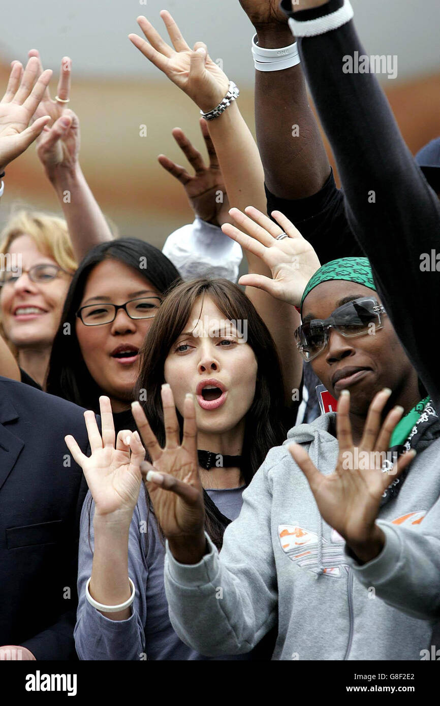 La chanteuse australienne Natalie Imbruglia à l'aéroport d'Édimbourg, après avoir pris le long Walk de Virgin Airlines pour rejoindre le vol Justice. Banque D'Images