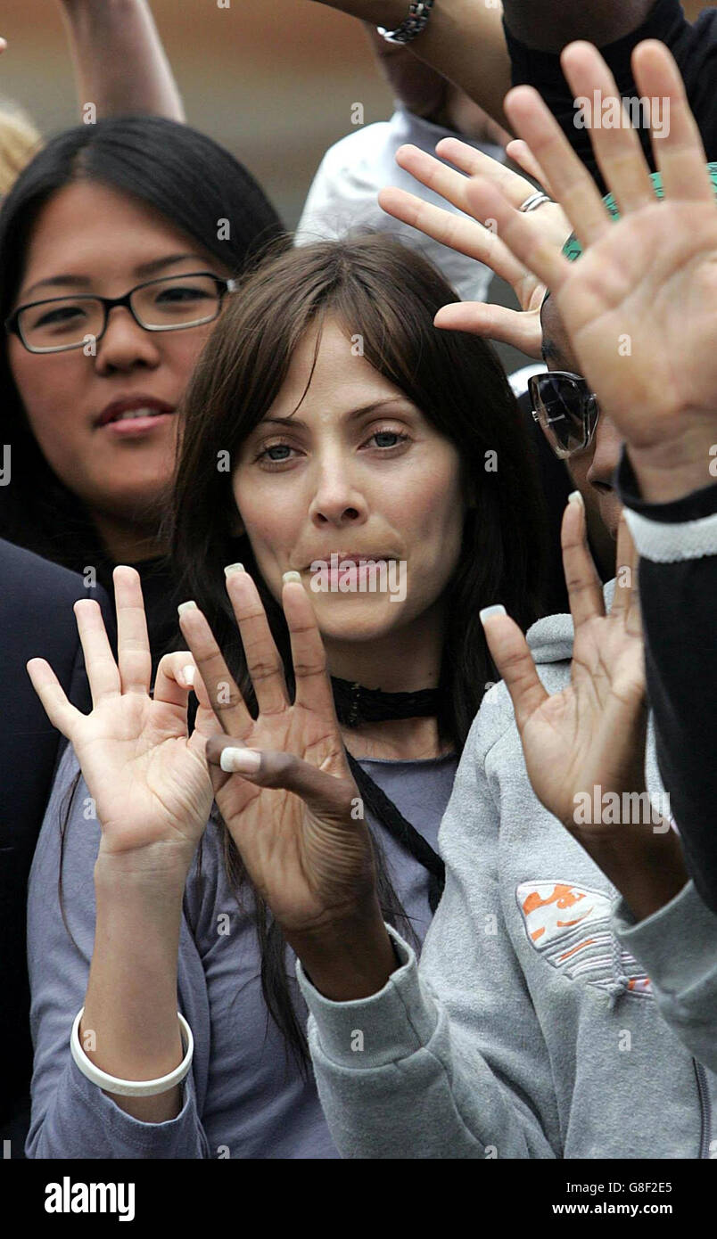 La chanteuse australienne Natalie Imbruglia à l'aéroport d'Édimbourg, après avoir pris le long Walk de Virgin Airlines pour rejoindre le vol Justice. Banque D'Images