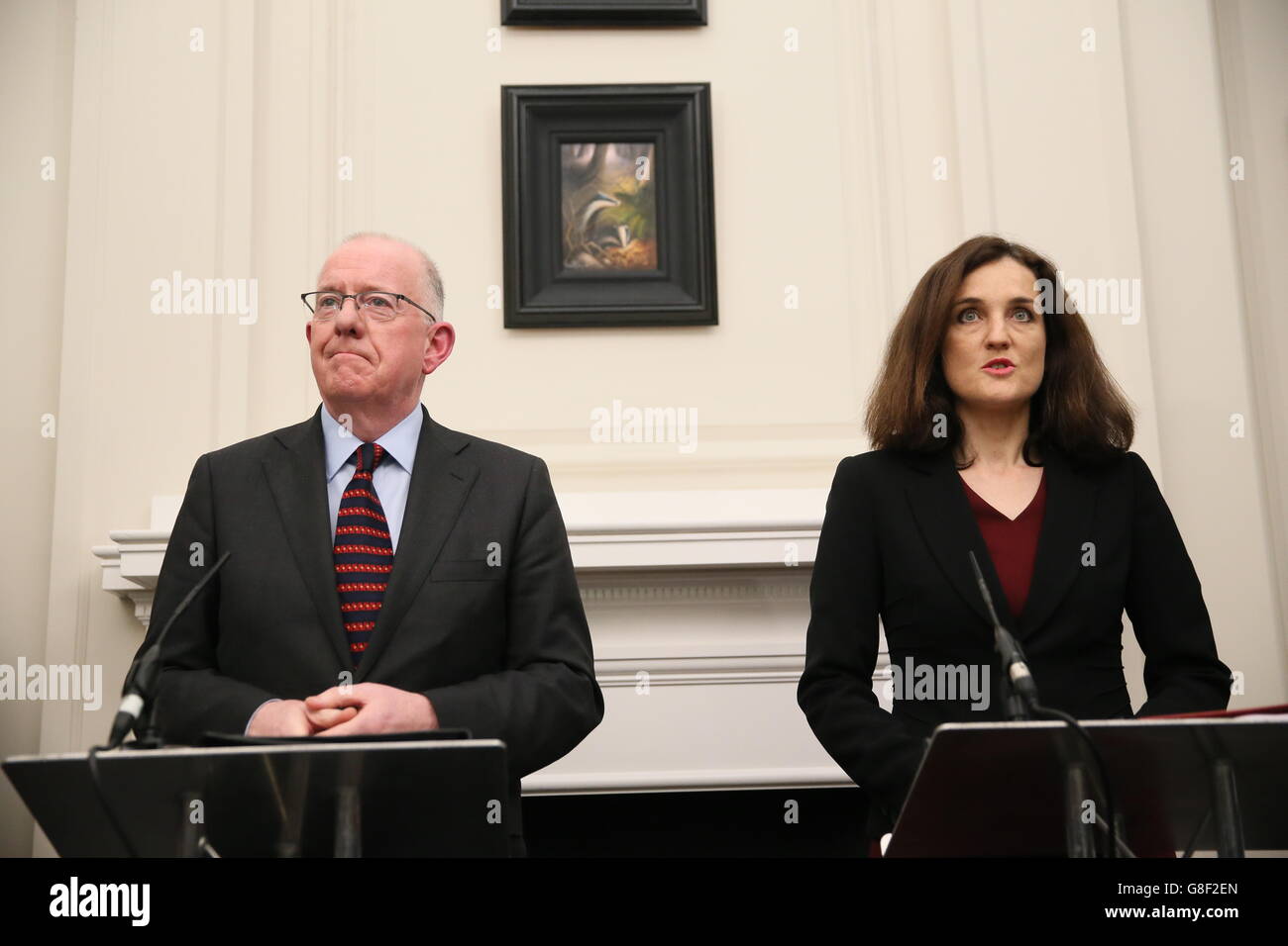 La secrétaire d'Irlande du Nord, Theresa Villiers, et le ministre irlandais des Affaires étrangères, Charlie Flanagan, tiennent une conférence de presse à la maison Stormont à Belfast. Banque D'Images