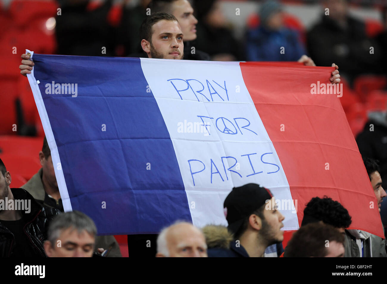 Angleterre / France - International friendly - Stade Wembley.Un footballeur porte un drapeau français qui se lit comme « prier pour Paris » Banque D'Images