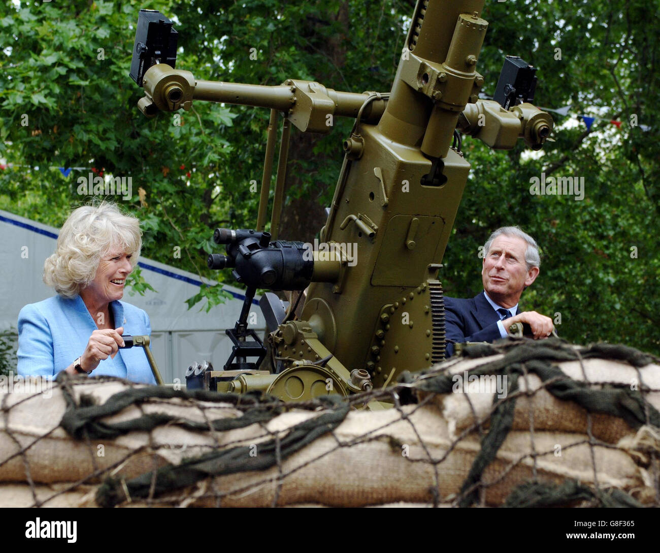 Le Prince de Galles et la Duchesse de Cornwall regardent les sites d'une arme de terrain de la Seconde Guerre mondiale au Living Museum and Veterans Centre, le parc St James', une exposition temporaire qu'ils ont officiellement ouverte pour marquer le 60e anniversaire de la fin de la Seconde Guerre mondiale Banque D'Images