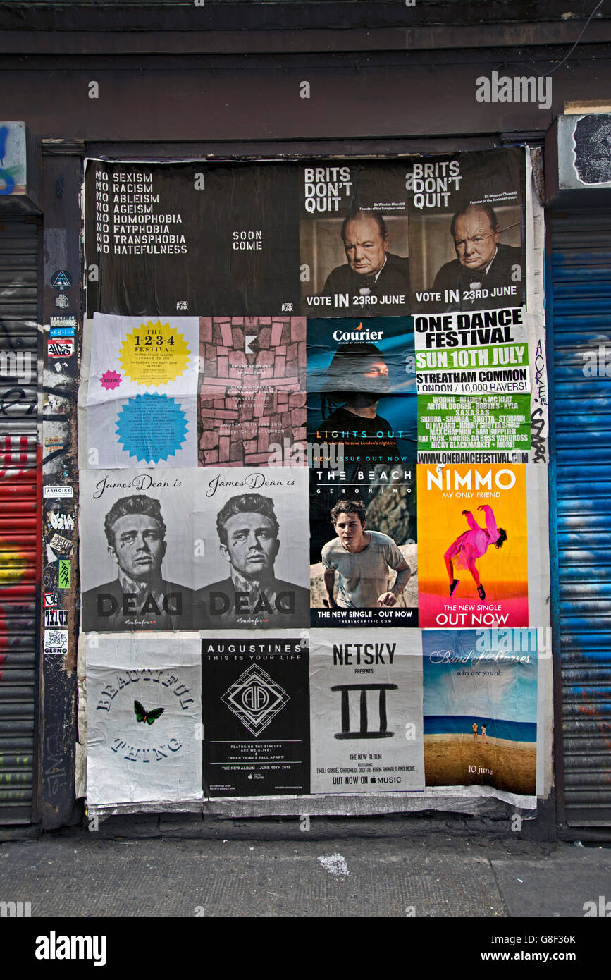 Diverses affiches sur un mur à Redchurch Street, Shoreditch, East London, UK. Banque D'Images
