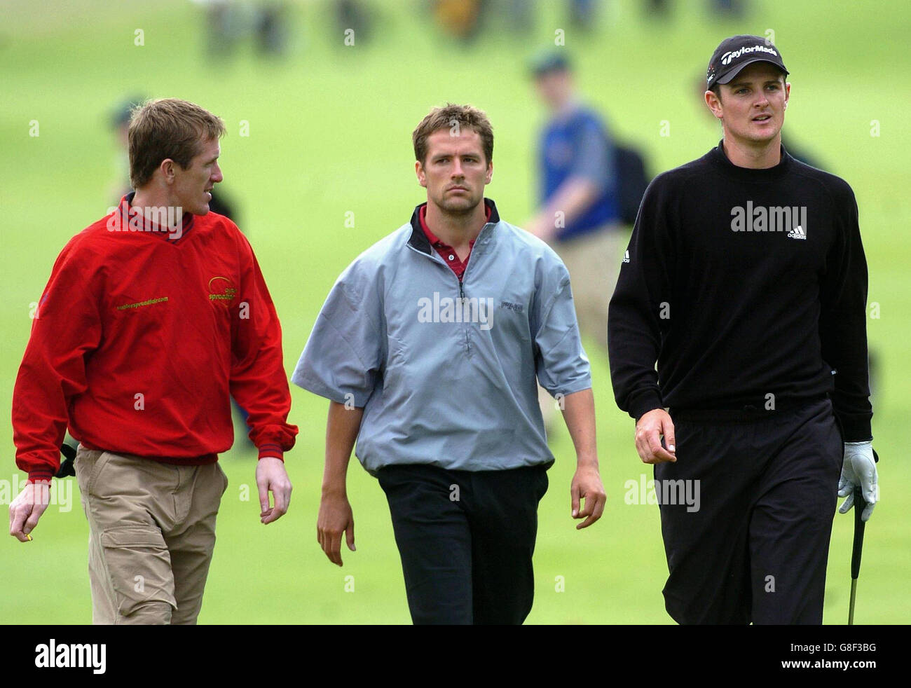 JP McManus Invitational Pro-Am - Club de golf Adare.Le jockey Tony McCoy (L), l'attaquant d'Angleterre Michael Owen (C) et le golfeur Justin Rose marchent sur le neuvième vert. Banque D'Images