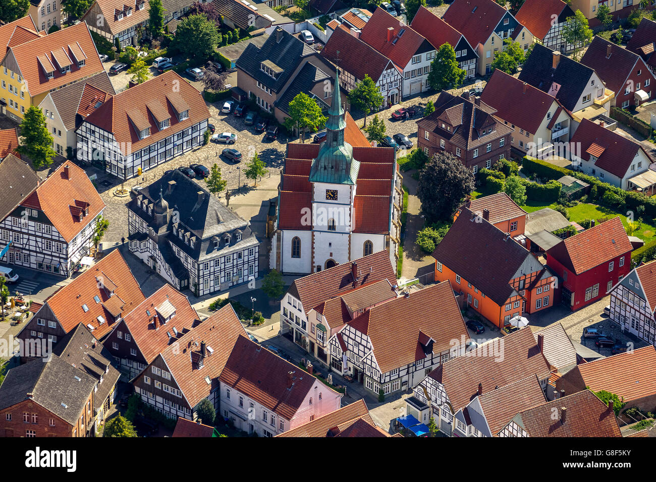 Vue aérienne de l'hôtel de ville historique, Rietberg, Église catholique de Saint Jean-Baptiste, Rietberg, à l'Est de la Westphalie, Banque D'Images