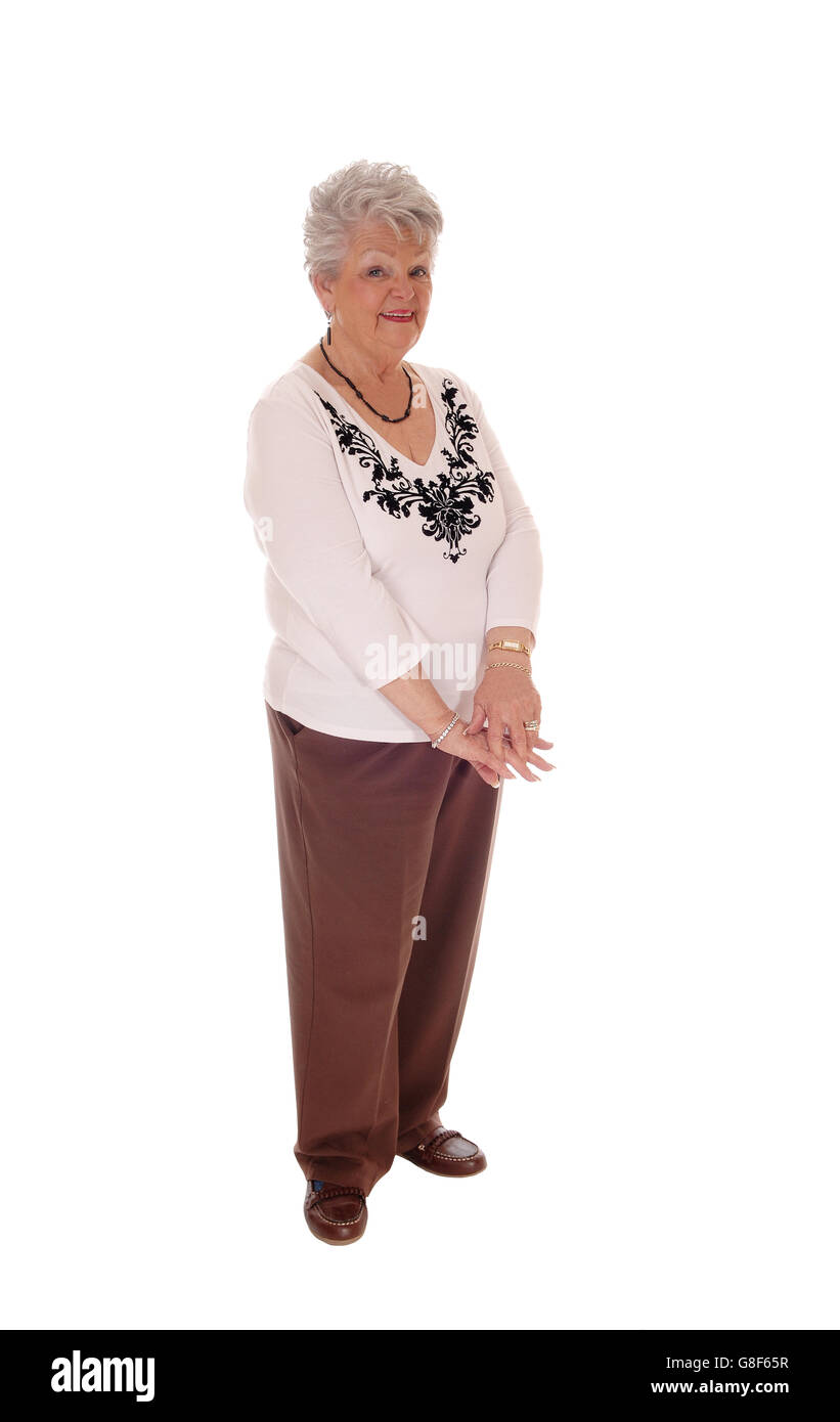 Une personne âgée femme debout en pleine longueur pantalon brun et un  chandail, isolée pour fond blanc Photo Stock - Alamy