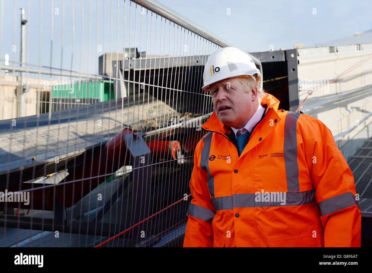 Le maire de Londres Boris Johnson aide à commencer les travaux sur l'extension de la ligne Nord à Battersea, dans le sud de Londres, qui reliera Kennington à neuf Elms et le développement de la nouvelle centrale électrique de Battersea. Banque D'Images