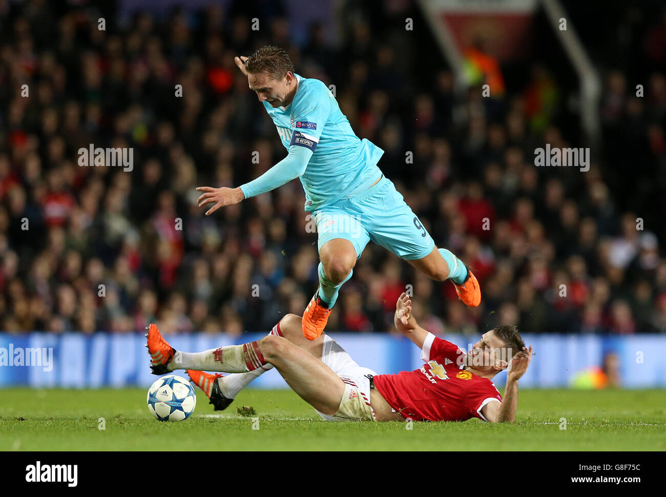 Manchester United / PSV Eindhoven - UEFA Champions League - Groupe B - Old Trafford.Luuk de Jong (à gauche) du PSV Eindhoven haies un défi de Morgan Schneiderlin de Manchester United. Banque D'Images