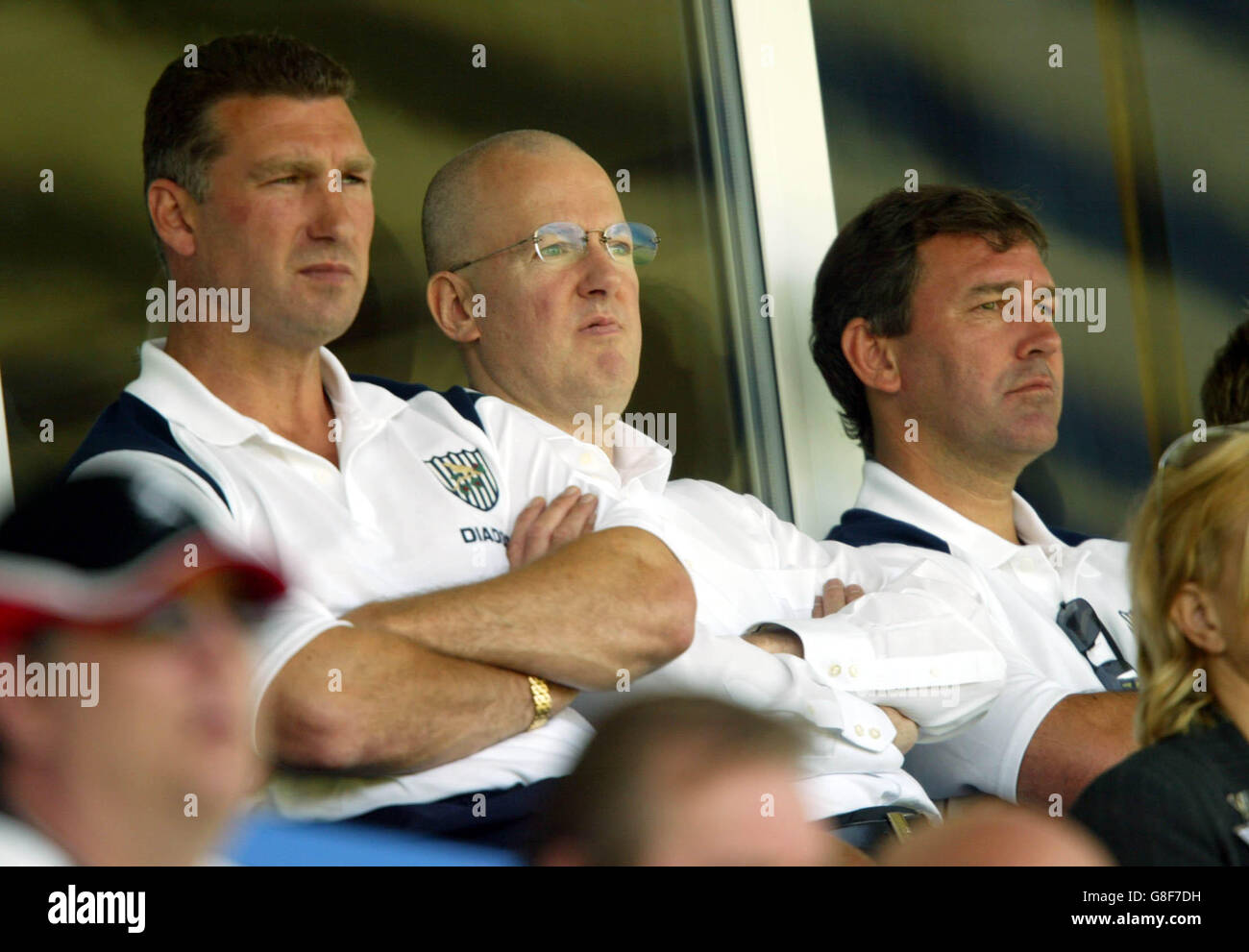 Football - amical - Telford United / West Bromwich Albion - New Bucks Head.Bryan Robson (r), directeur de West Bromwich Albion, est à côté du président Jeremy Peace (c) et du directeur adjoint Nigel Pearson (l) Banque D'Images