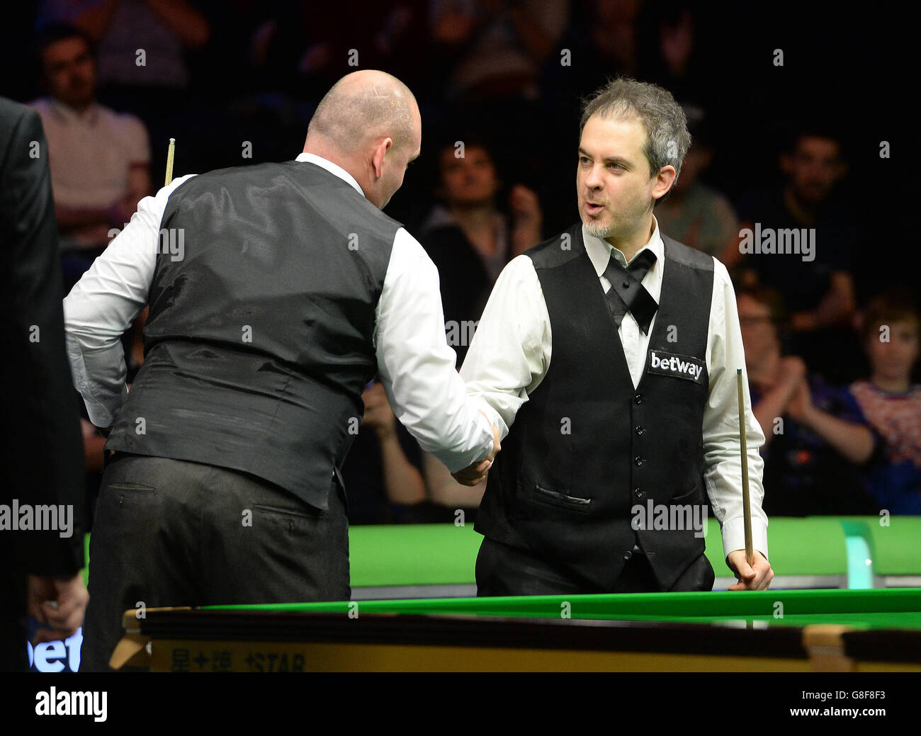 Stuart Bingham (à gauche) se serrer la main avec Anthony Hamilton après avoir remporté le deuxième match au cours du quatrième jour du Championnat britannique de Snooker 2015 de Betway au York Barbican, York. Banque D'Images