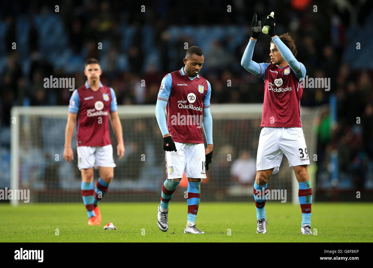 Rudy Gestede de de la villa Aston (à droite) applaudit les fans, tandis que Jordan Ayew (au centre) de la villa Aston semble abattu après le match de la Barclays Premier League à Villa Park, Birmingham. Banque D'Images