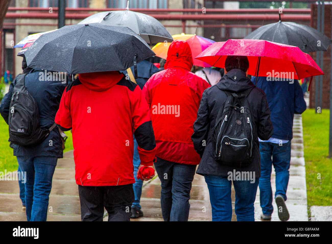 Les gens en temps de pluie, de vêtements de pluie, avec parasols, Banque D'Images