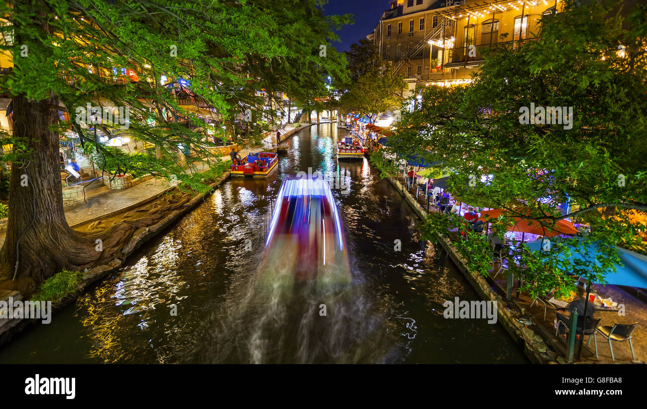Afficher le long de la célèbre promenade de la rivière San Antonio la nuit à San Antonio, Texas Banque D'Images