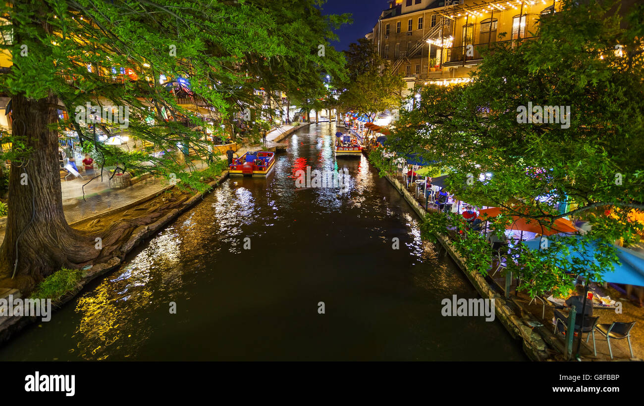 Afficher le long de la célèbre promenade de la rivière San Antonio la nuit à San Antonio, Texas Banque D'Images