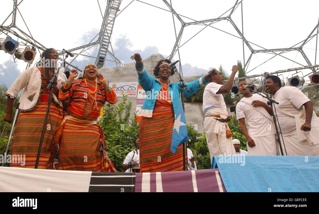 Live 8 Africa Calling concert - The Eden Project.Maryam Mursal (au centre) de Somalie, dans le Biome chaud Temperate. Banque D'Images