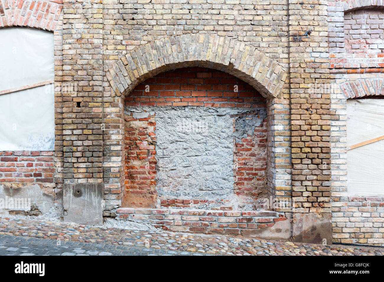 Old weathered brick wall avec niche en forme Banque D'Images
