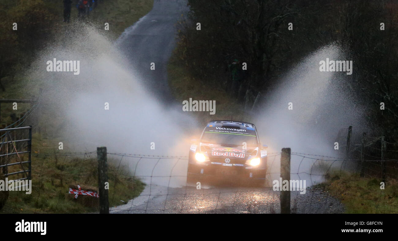 Gagnants du rallye gallois et champions du monde pour 2015. Chauffeur (FRA) Sébastien Ogier et copilote (FRA) Julien Ingrassia Volkswagen Motorsport sur la scène spéciale Brenig 19 au cours du quatrième jour du Rallye GB du pays de Galles. Banque D'Images