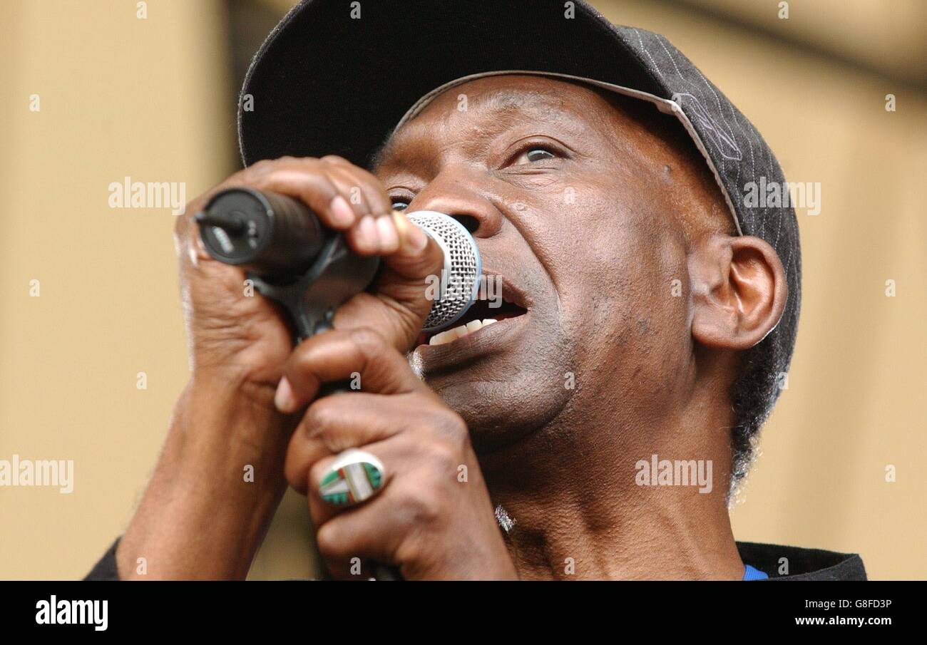 Thomas Mapfumo, du Zimbabwe, se présentant au concert d'appel Live8 Africa. Banque D'Images