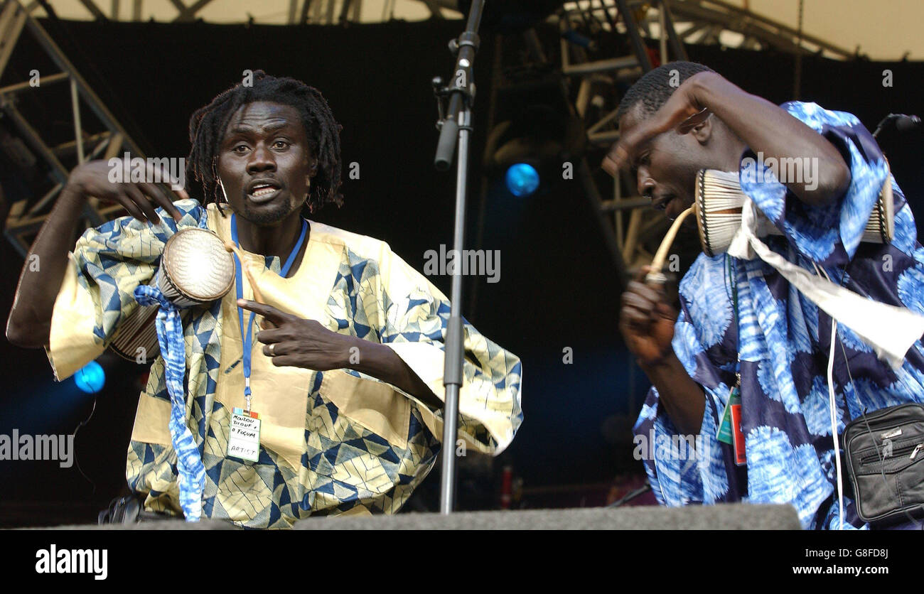 Live 8 Africa Calling concert - The Eden Project.Modou Diouf (jaune) et O Fogum (sa famille) en train de jouer. Banque D'Images