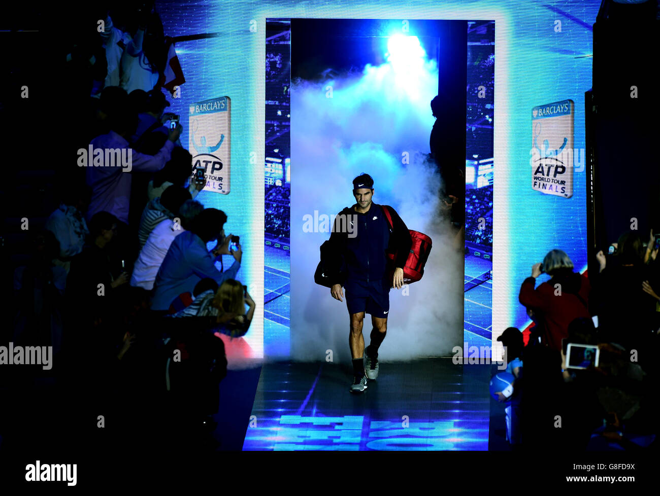 Roger Federer, de Suisse, se promène sur le terrain pendant la première journée des finales du World Tour ATP à l'O2 Arena de Londres. APPUYEZ SUR ASSSOCIATION photo. Date de la photo: Dimanche 15 novembre 2015. Voir PA Story TENNIS Londres. Le crédit photo devrait se lire comme suit : Adam Davy/PA Wire Banque D'Images